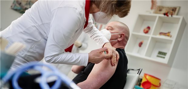 Im brandenburgischen Senftenbergwerden bereits Corona-Impfungen in einer Praxis im Zuge eines Modellprojekts verabreicht. Weitere wollen und sollen folgen.