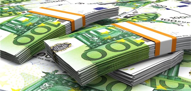 mehrere Stapel 100-Euro-Scheine