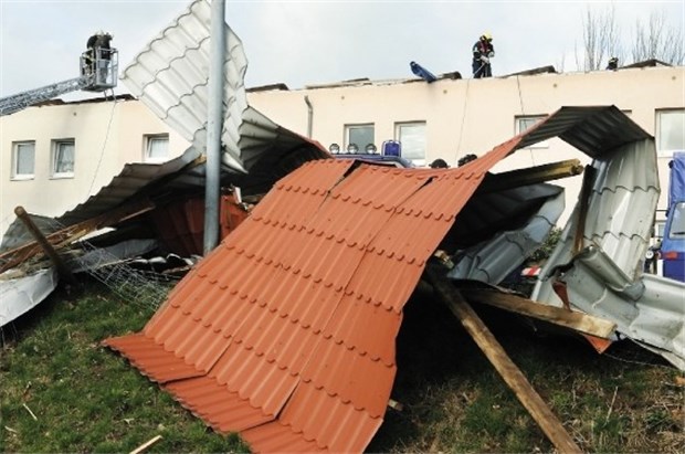 "Emma" stürmt über Europa Im hessischen Butzbach deckte der Orkan das Dach eines Wohnhauses ab. Trümmerteile wurden hunderte von Metern durch die Luft gewirbelt.