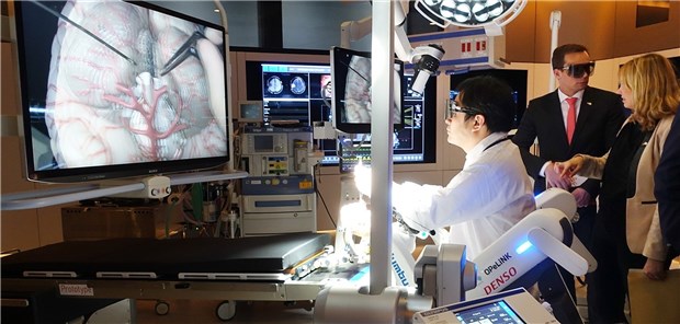 Smarte Bildgebung geht Operateuren zur Hand Im intelligenten OP „HyperSCOT“ in Tokio werden die Möglichkeiten der KI-basierten optischen Kohärenztomografie ausgelotet.