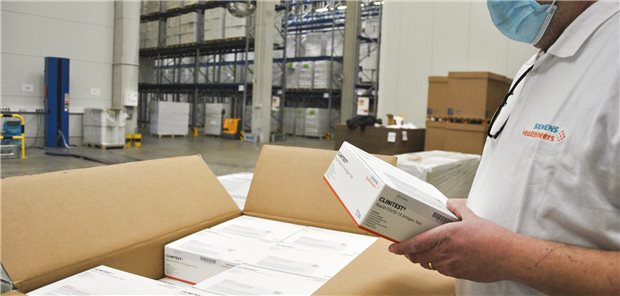 Bilanz: Siemens Healthineers nimmt noch mal die Corona-Schnelltestwelle mit Im konzerneigenen Logistikzentrum Duisburg werden Corona-Schnelltests von Siemens Healthinieers versandfertig gemacht.