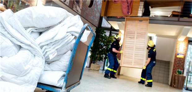 Im niedersächsischen Landkreis Cloppenburg bauen Helfer des Technischen Hilfswerkes die Jugendherberge an der Thülsfelder Talsperre zu einem Corona-Impfzentrums um.