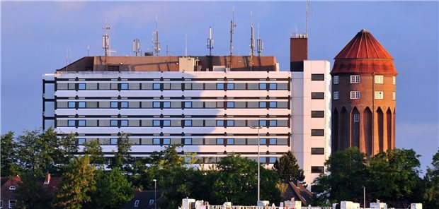 Neues MVZ in Brunsbüttel bietet Weiterbildung unter einem Dach Im sechsten Stock des Westküstenklinikums in Brunsbüttel ist das neue „Ärztezentrum am Kanal“ untergebracht.