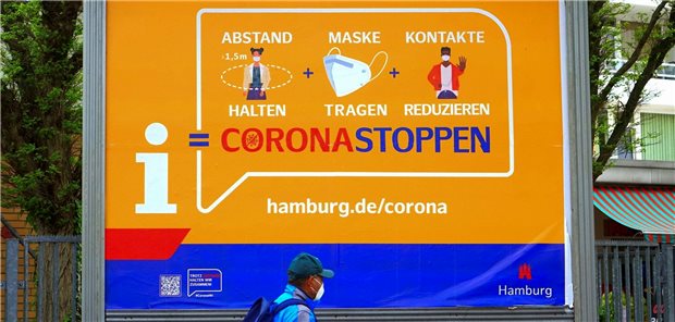 BKK: Ein Fünftel weniger Atemwegserkrankungen Ein Schild aus Hamburg mit den Empfehlungen zu Abstand, das Tragen einer Schutzmaske und zur Kontaktreduktion.