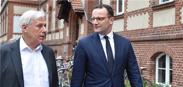 „Wir haben 600+X Bewerber für das Medizinstudium“ Im vergangenen Juni konnte MHB-Präsident Professor Edmund Neugebauer (l.) Gesundheitsminister Jens Spahn an der Medizinischen Hochschule in Neuruppin begrüßen.