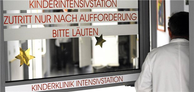 Infektionswelle: Erneute Engpässe auf Kinderintensivstationen erwartet Tür einer Kinderintensivstation