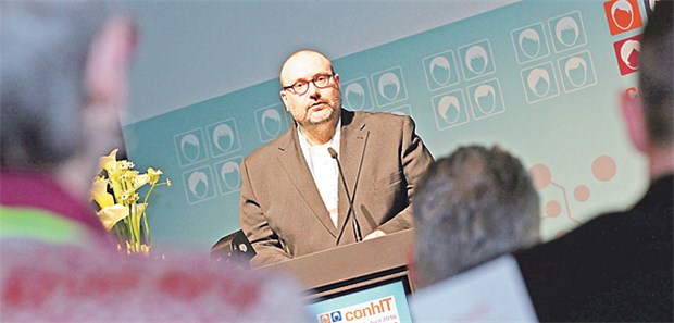 MRSA-Screening in einer Woche statt in Jahren Im wahrsten Wortsinn digitalisierter Patient: Cyborg-Vereinsvorsitzender Enno Park bei der Eröffnung der conhIT in Berlin. Park ist Träger eines Cochlea-Implantats.