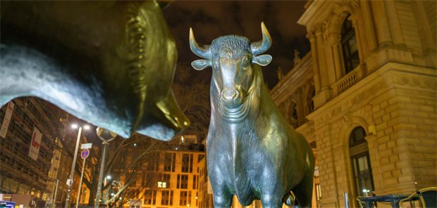 Bulle und Bär als Symbole für steigende und fallende Aktienmärkte vor der Frankfurter Börse