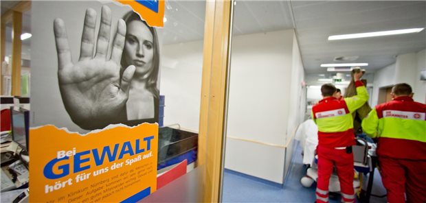 Asklepios Kliniken wehren sich: #HaltzuGewalt-Kampagne startet Immer häufiger greifen Patienten Ärzte oder Pfleger an. Mit verschiedenen Maßnahmen wollen die Asklepios-Kliniken in Hamburg Grenzen zu setzen. (Symbolfoto)