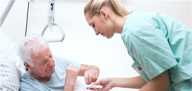 Pflege geht auf die Psyche und den Rücken Immer in Aktion und oft in gebückter Haltung – die Arbeit geht Pflegepersonal an die Substanz, wie der TK Gesundheitsreport 2019 zeigt.