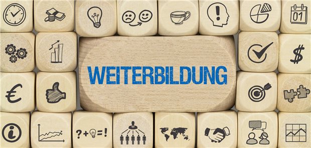 Holzwürfel mit der Aufschrift Weiterbildung.