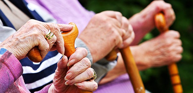 Schöne neue Kassenwelt Immer mehr Alte, immer weniger junge Menschen: Das lässt Deutschland in die Demografiefalle tappen, warnt ein Gesundheitsökonom.