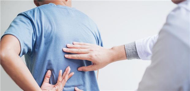 Immer mehr Arbeitnehmer klagen beim Arztbesuch über berufsbedingte Rückenschmerzen. Mittlerweile sind sie der häufigste Grund für eine AU – zumindest bei Versicherten der KKH.