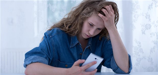 WHO: Jedes sechste Schulkind Opfer von Cybermobbing Mädchen vor Smartphone
