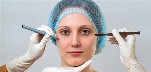 Immer mehr Menschen unter 30 fragen ästhetisch-plastische Eingriffe nach, um ihr Äußeres zu optimieren. Nicht selten folgen sie dabei Idealen, die auf Social-Media-Kanälen gepostet wurden. (Symbolbild mit Fotomodell)