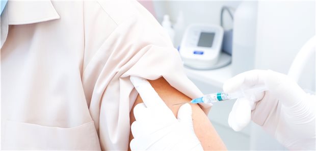 Jetzt doch hohe Corona-Impfbereitschaft in Gesundheitsberufen Immer mehr Pfleger halten den Arm hin, wie eine aktuelle Umfrage zeigt.