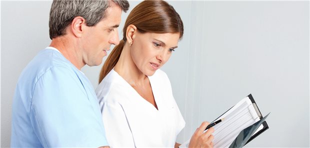 Immer mehr Praxen mit angestellten Ärztinnen und Ärzten und immer höher qualifizierten MFA, VERAH und NäPA funktionieren und verstehen sich als Teampraxen. Interprofessionalität ist längst ein Thema, mit dem Hausärztinnen und Hausärzte sich befassen.