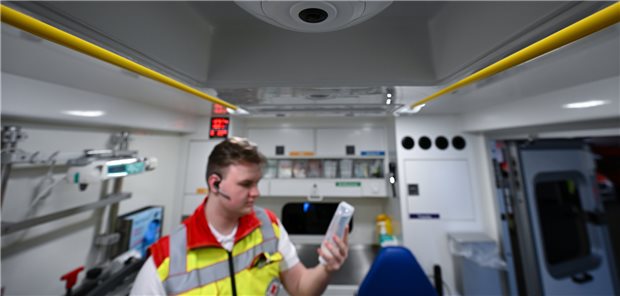 Immer mehr Rettungswagen sind telemedizinisch ausgerüstet. In Köln sind jetzt Feuerwehr und das Klinikum in Köln-Porz miteinander verbunden. (Archivbild) 