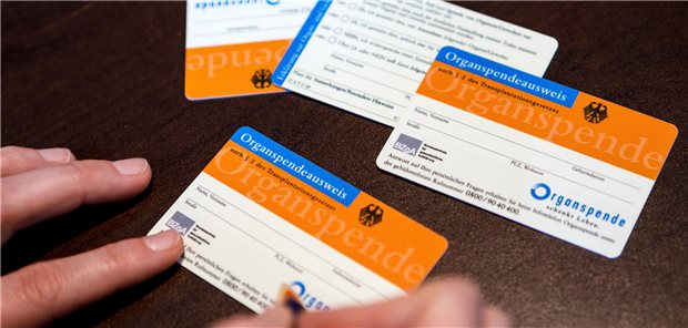 Sozialethiker: Bereitschaft zur Organspende bewusst treffen Symbolfoto Organspende, Eine Frau fuellt einen Organspendeausweis aus.