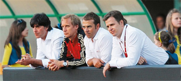 "Profispieler sind keine Maschinen" Immer mittendrin: Hans-Dieter Hermann (2.v.l.), zusammen mit Joachim Löw, Hans-Dieter Flick und Oliver Bierhoff (v.l.).