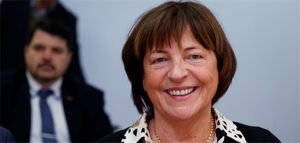 Ulla Schmidt zum umstrittenen GKV-Gesetz: „Vor 20 Jahren hingen schon die gleichen Plakate und Sprüc Ulla Schmidt blick lächelnd in die Kamera.