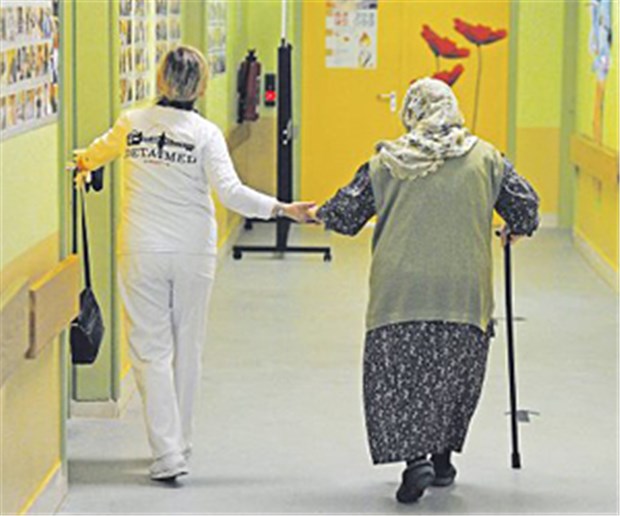 Ins Heim - für viele Migranten undenkbar Immer noch ein seltenes Bild: Pflegekraft betreut Migrantin.