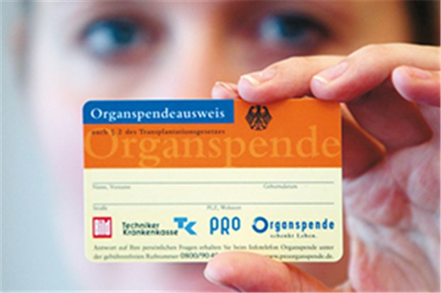 Erleichterte Zustimmung - mehr Organspenden? Immer noch gibt es viel zu wenig Menschen mit Organspende-Ausweis.