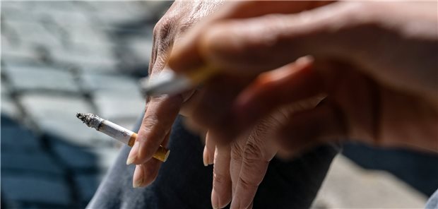 Immer noch raucht in Deutschland jeder vierte Mann und jede fünfte Frau. Folgen für die Gesundheit machen sich oft erst spät bemerkbar.