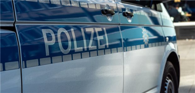 Immer öfter müssen Polizeiwagen in Berlin auch bei Krankenhäusern vorfahren.