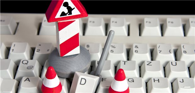 Immer wieder Baustellen in der Praxis-EDV und beim Anschluss von Praxen an die Online-Welt: Bei neuen Anwendungen sollten auf jeden Fall Ärztinnen und Ärzte mit bei der Entwicklung mitwirken, fordert der Hausärzteverband.