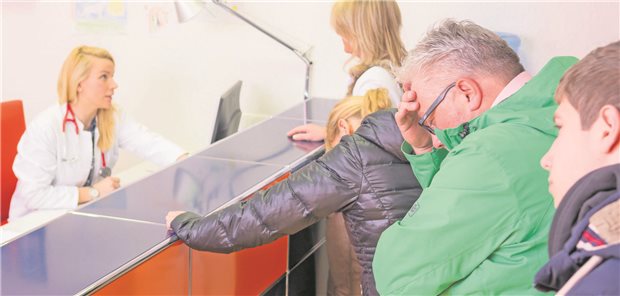 Immer wieder hat Dr. Iris Veit erlebt, dass MFAs im Kontakt mit den Patienten eine Menge Konzentration und Feingefühl benötigen. Um nicht zum „Blitzableiter für Patienten mit negativen Gefühlen“ zu werden, empfiehlt sie ihnen die Kommunikation auf bestimmte Weise zu gestalten. (Symbolbild mit Fotomodellen)