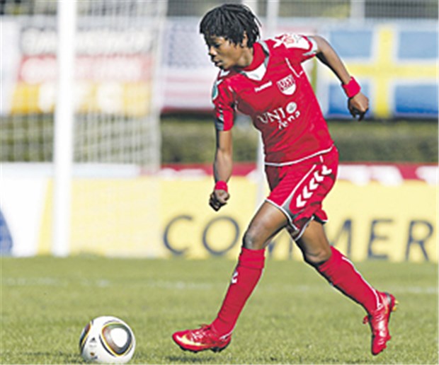 Wann ist die kickende Frau eine Frau? Immer wieder verdächtigt, keine Frau zu sein: Genoveva Anonma, Spielerin aus Äquatorialguinea, spielt in der Frauen-Bundesliga.
