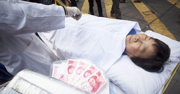 Massen-Mord für Organspenden in China? Immer wieder weisen die Mitglieder von Falun Gong mit auffälligen Aktionen auf ihre Behauptung hin, dass China illegale Maßnahmen ergreift, um an Organspenden zu gelangen.