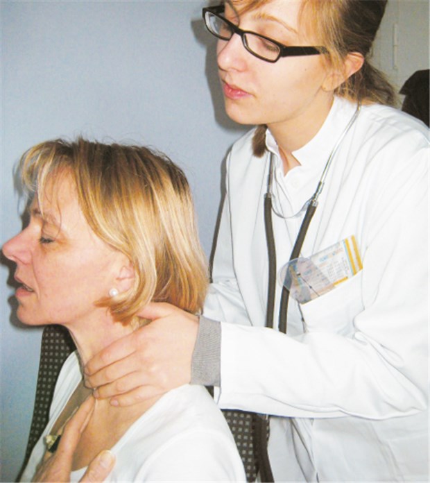 Schilddrüsenwoche: Hohe Aussagekraft durch Palpation plus Anamnese Immerhin ein Drittel der Knoten von mehr als 1 Zentimeter Größe ist bei einer so einfachen Vorsorge-Untersuchung wie der Palpation tastbar. © Sabine Stürmer