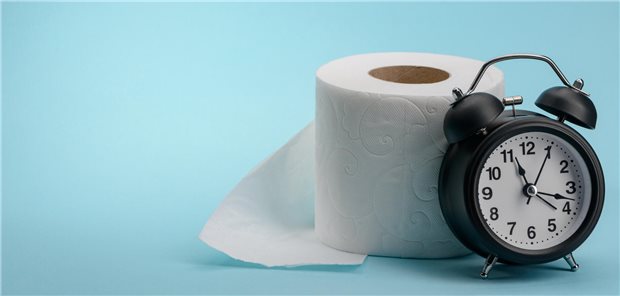 Mirikizumab: Neue Option bei Colitis ulcerosa Toilettenpapierrolle neben einem Wecker
