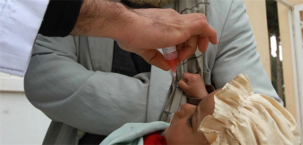 Neue Impfstrategie solle besser gegen Polio schützen Impfaktion in Afghanistan: Ein Helfer gibt einem Kind die Schluckimpfung gegen Poliomyelitis.