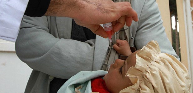 Neuer Plan zur Ausrottung Impfaktion in Afghanistan: Ein Helfer gibt einem Kind die Schluckimpfung gegen Poliomyelitis.