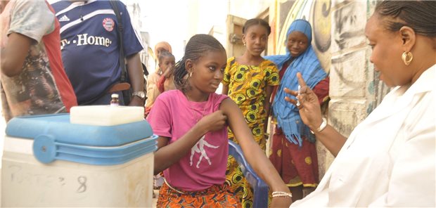 Millionen Kinder aufgrund der Corona-Pandemie ohne Grund-Impfschutz Impfaktion in Dakar im Senegal (Archivbild): In der Pandemie waren viele dieser niedrigschwelligen Impfangebote ausgefallen.