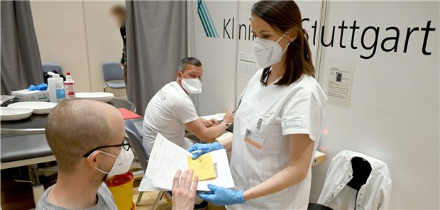 Impfbescheinigung in Papierform – um die Ausgestaltung des digitalen Nachweises über die Corona-Schutzimpfung wird noch gerungen.