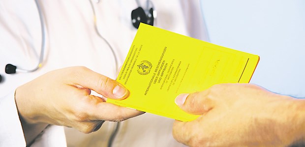 Skeptische Amtsärzte Impfbuch für den Doktor: Minister Bahr will den Impfstatus etwa bei Masern schon vor der Einschulung überprüfen lassen.