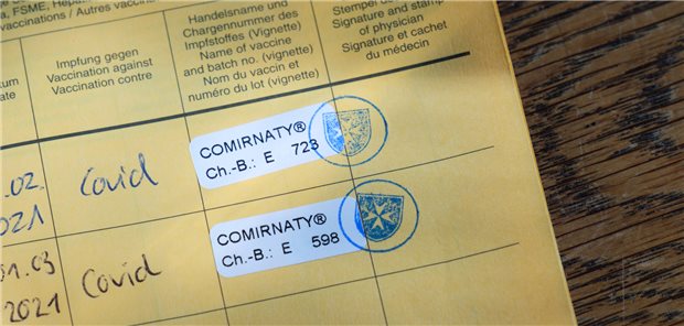 Impfbuch mit zwei Corona-Impfungen: Ein Gericht hat mehrere Personen wegen des Handels mit gefälschten Corona-Impfnachweisen zu hohen Bewährungsstrafen verurteilt