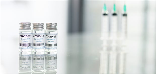KBV-Chef bittet um Geduld bei Buchung von Corona-Impfterminen Impfdosen und Impfspritzen stehen auf einem Tisch – bis alle davon profitieren können wird es noch etwas dauern.