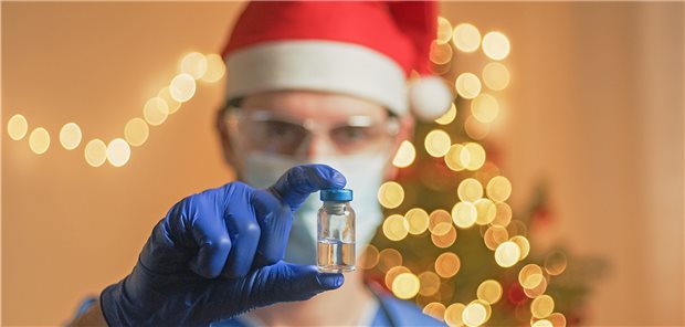 Praxen sollen auch an den Feiertagen impfen und boostern Impfdosis und Weihnachtsmütze: Die Politik begrüßt das Impfen über die Weihnachtsfesttage.