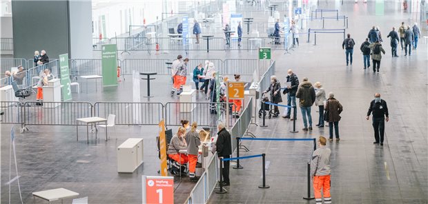 Niedersachsen rudert zurück: Ärzte wieder in höchster Corona-Impfpriorität Impfzentrum in Hannover