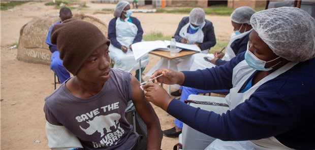 Weltweite Pandemie-Abwehr hängt am Finanztropf Impfen gegen COVID-19 als globale Herausforderung: Krankenschwestern einer mobilen Impfstation in Harare, der Hauptstadt Simbabwes.