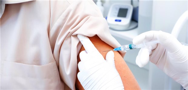 Impfungen schützen Gesundheit und Wirtschaft Mann erhält eine Impfung.