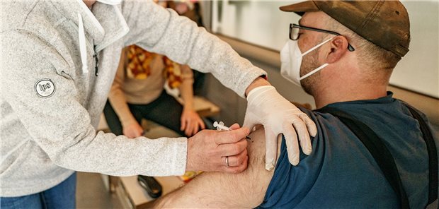 Impfen im Bus: Niedrigschwellige Angebote müssen ausgebaut werden, sagen Experten.