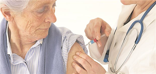 Impfen kann alte Menschen vor COVID-19, Influenza, Pneumonien, Pertussis und Gürtelrose bewahren. (Symbolbild mit Fotomodellen)
