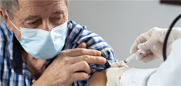 Impfen nach Herzinfarkt im Krankenhaus sorgt dafür, dass ein Patient den Schutz auch wirklich kriegt. (Symbolbild mit Fotomodell)