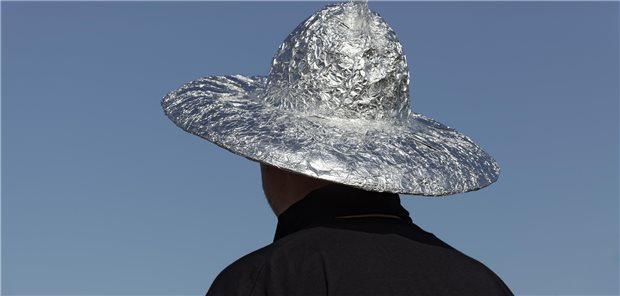 Mann mit Aluhut von hinten.